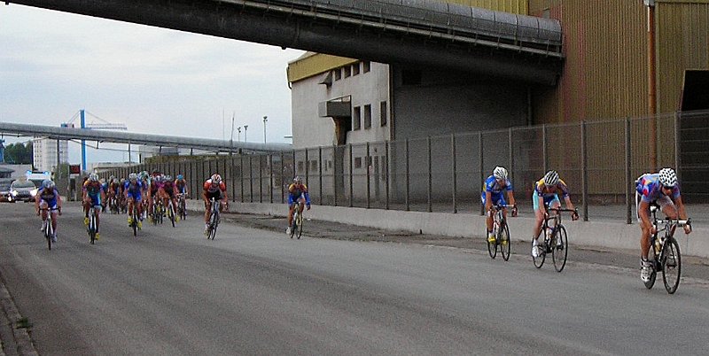 2011-08-05 18 GP Lorient Elite Ca attaque des le 1er Tour.JPG